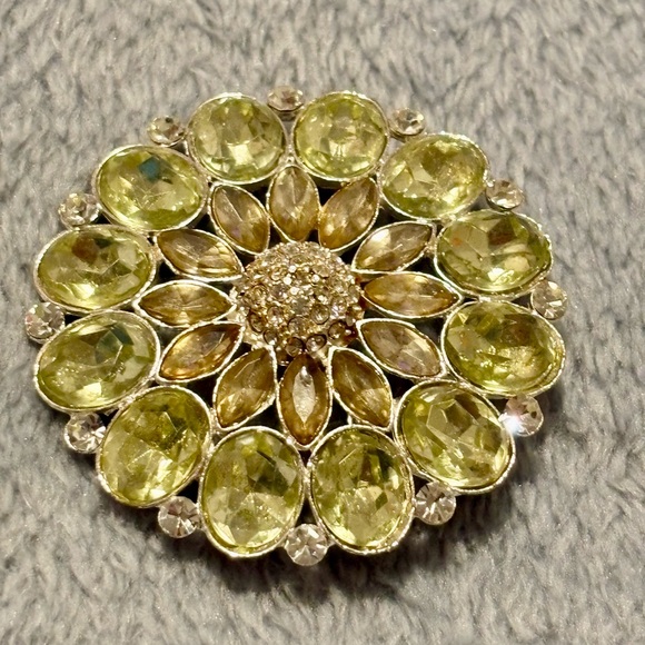Vintage unsigned beautiful light Green flower Brooch with Rhinestones - Picture 16 of 17